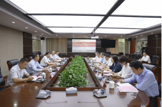 市人大常委会原主任、...